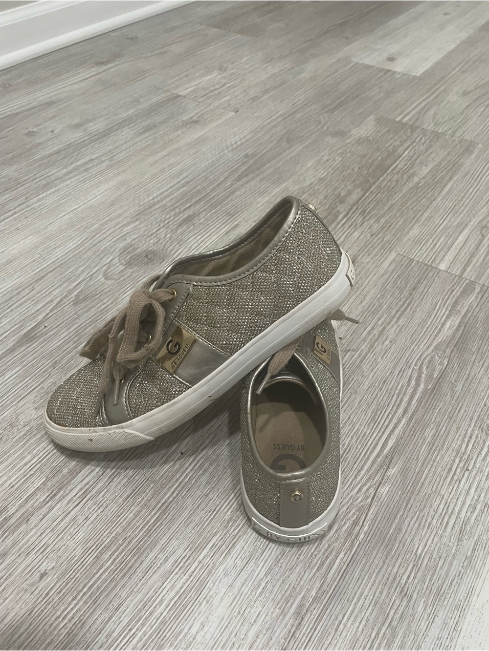 By Guess women’s fashionable sneakers